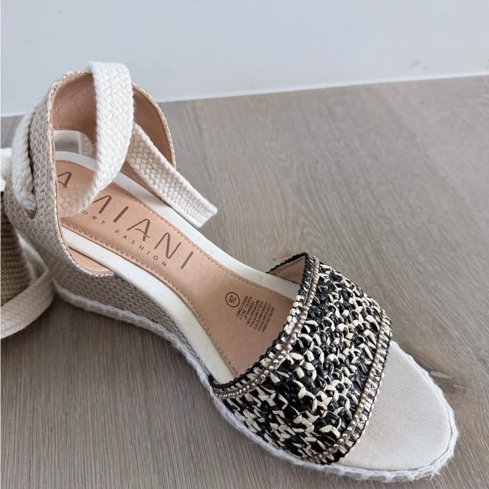 Like New Miani Black and Cream Espadrille Sandals size 8